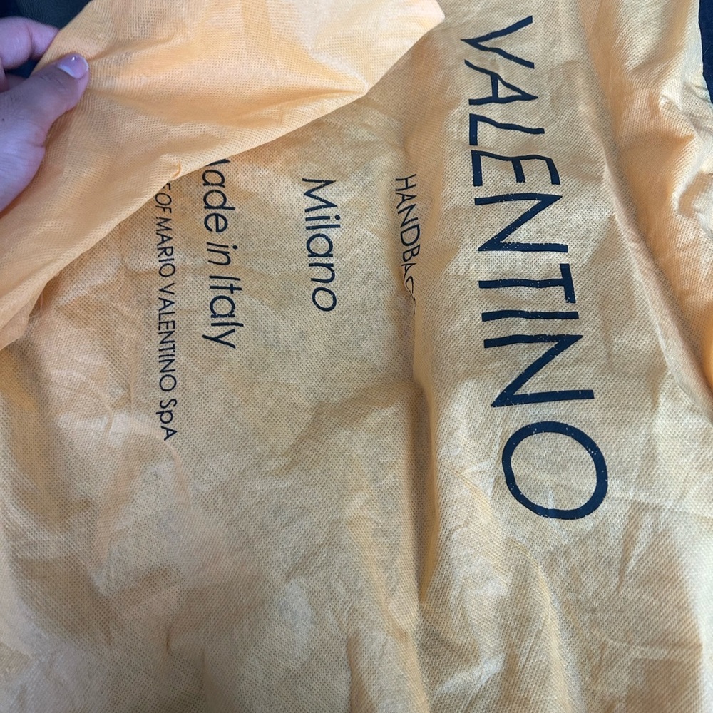 Valentino - Picture 4 of 6